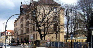 Wurzener Straße Nr. 5: 1902-1943 Schulhaus, 1943-1945 Reservelazarett, 1945-1960 Krankenhaus, 1960-1990 Poliklinik, 1990- Ärztehaus / Foto: K. Brendler (2009)