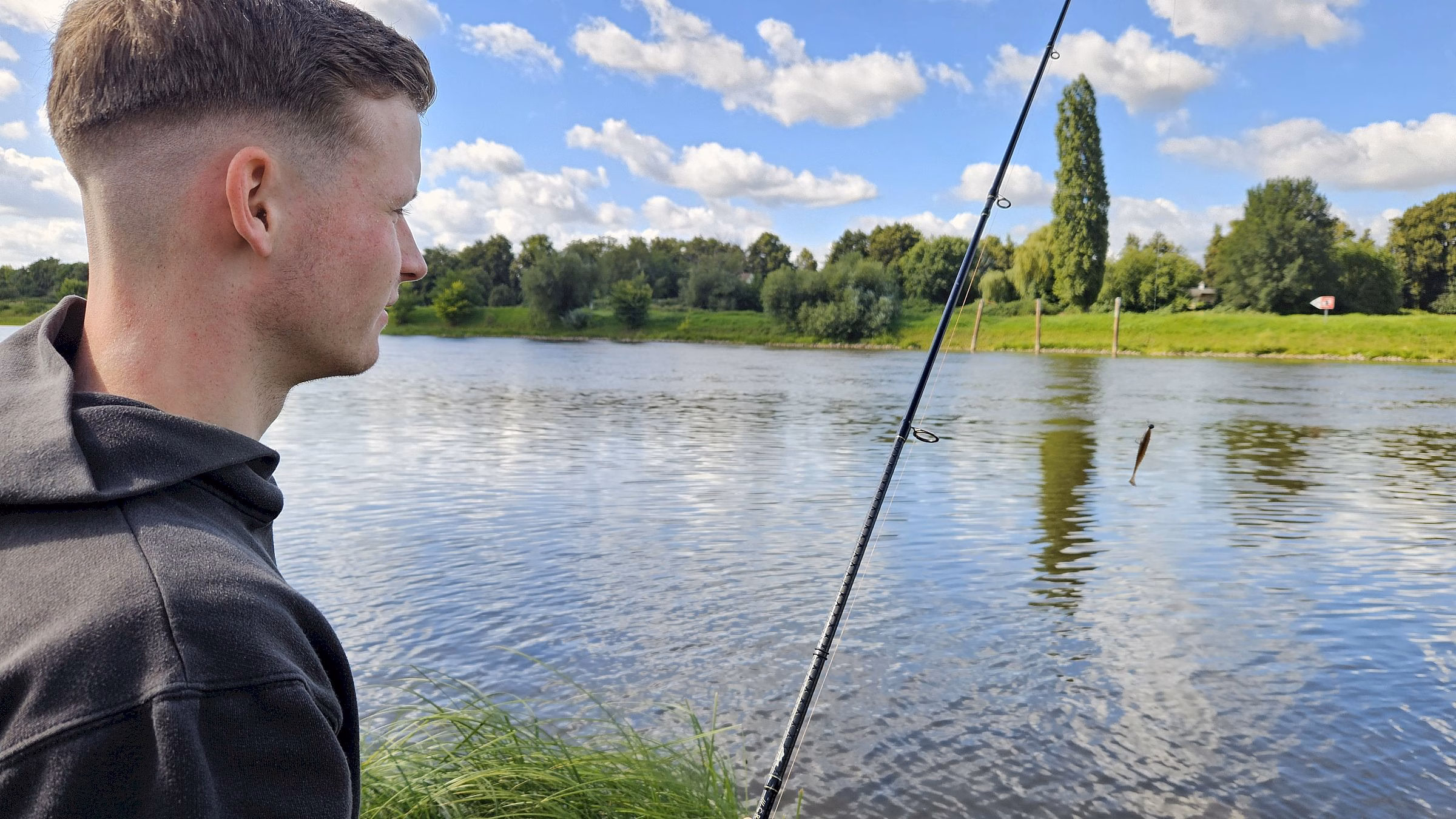 Mit dem Gummifisch auf Hecht-Jagd. Wenn er kleiner als 50 Zentimeter ist, wird er wieder eingesetzt. Foto: J. Frintert