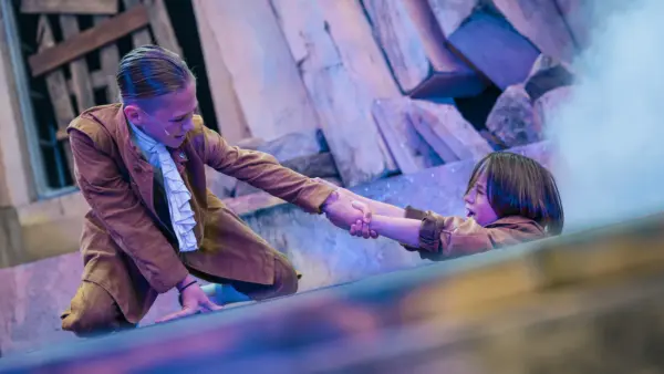 Die vielleicht entscheidende Szene in Caspar David Friedrichs Leben - als sein Bruder im Eismeer ertrinkt. Szenenfoto mit Levy Müller und Julius Esra Krauße - Foto: PR Comödie/Robert Jentzsch
