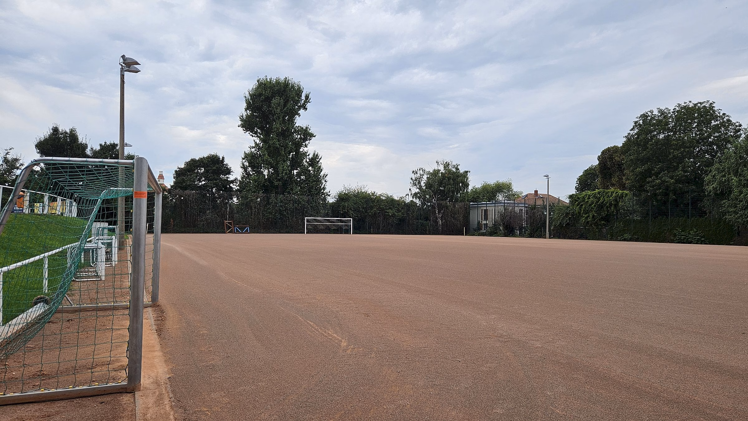 Der alte Hartplatz soll 2026 in ein Kunstrasen-Großspielfeld umgebaut werden. Foto: J. Frintert