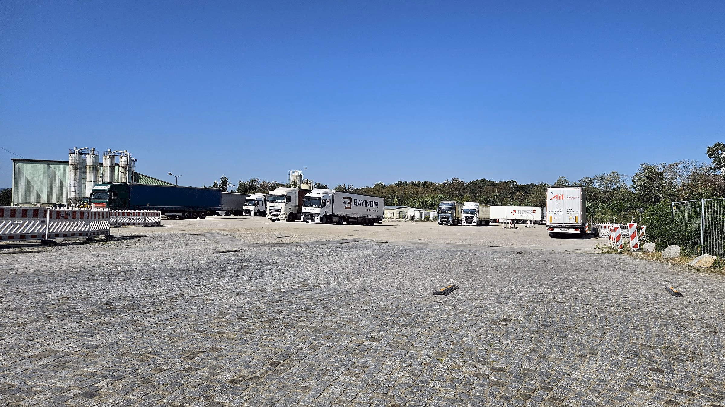 Der provisorische Warteplatz für LKW an der Stauffenbergallee - Foto: J. Frintert