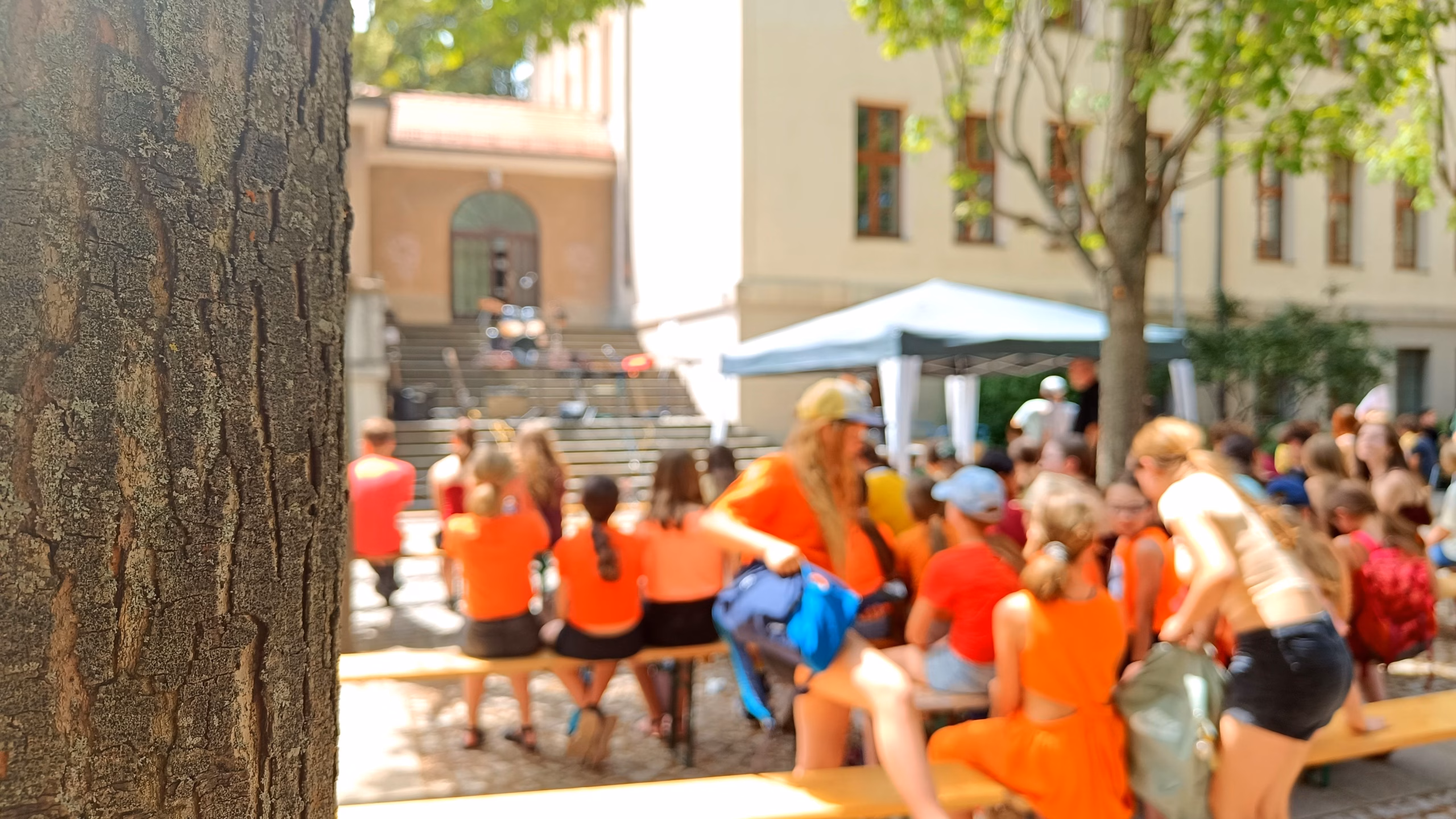 Gespannte, erwartungsvolle Atmosphäre bei feierlicher Aufnahme ins Netzwerk "Schule mit Courage".