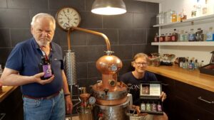 Die Distille im Hintergarten: Ginmanufaktur "Dresdner Feingeist" Unternehmensgründer Dr. Eberhard Treufeld (l.) und Mitarbeiter Falk Czekalla (r.).