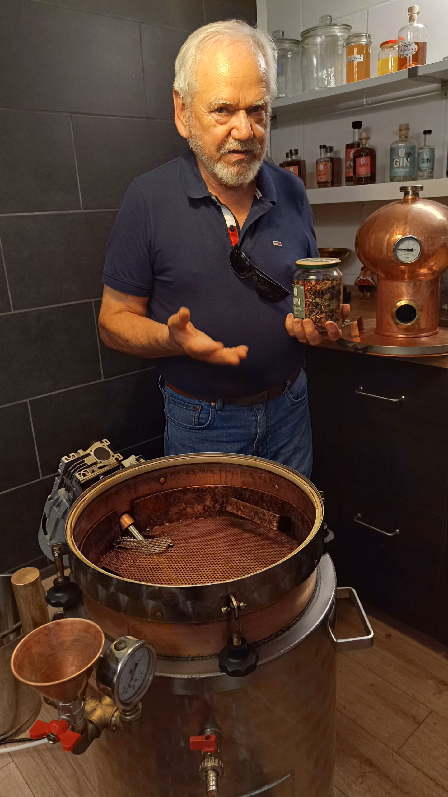 Die Kupferbrennblase ist eine Spezialanfertigung der Tiroler Kupferschmiede. Hier zeigt Treufeld den Aromenkorb, in welchem die Botanicals während des Herstellungsprozesses liegen.