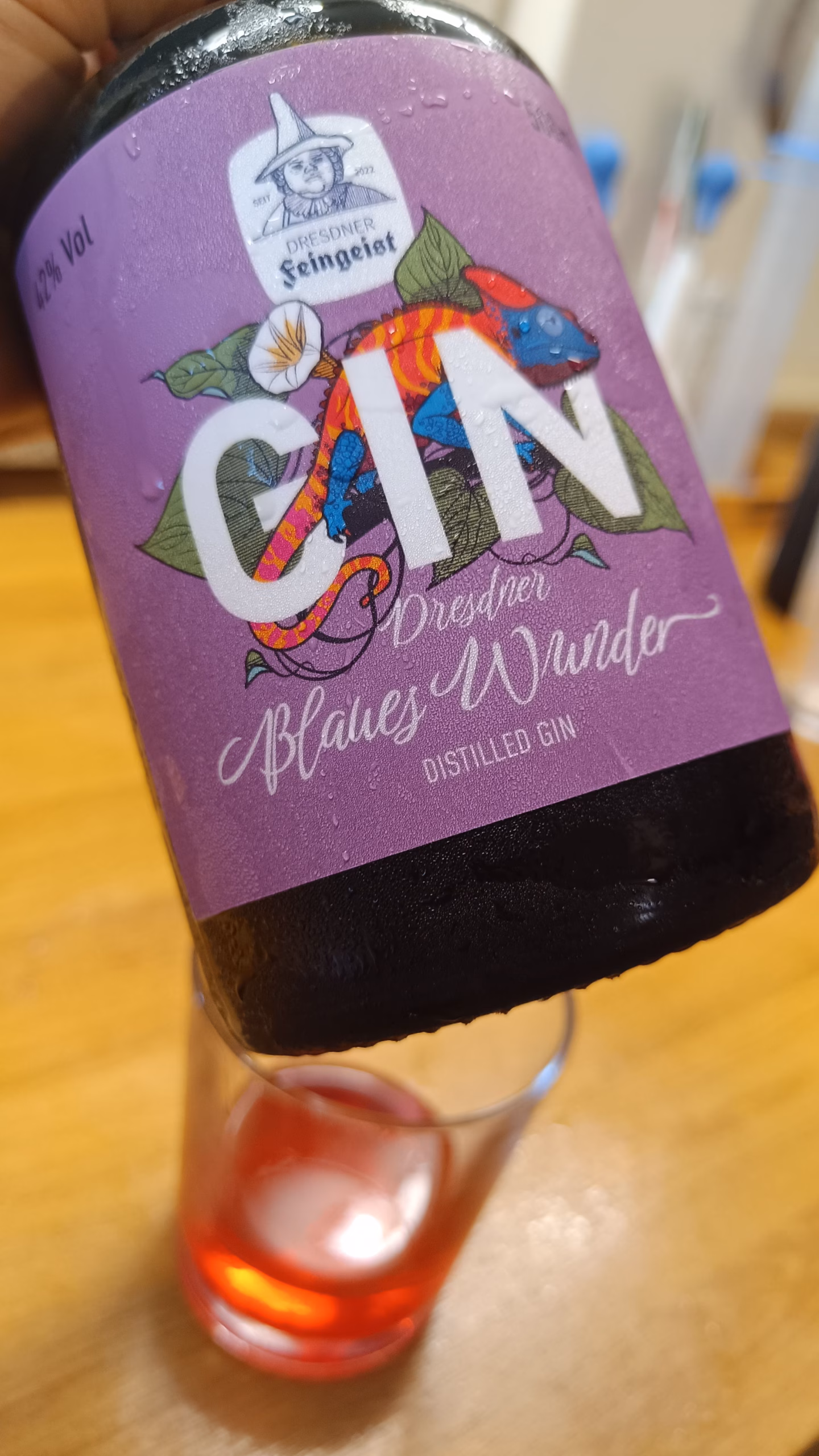 Akribie in der Produktentwicklung des "Chamäleons": Mittels ausschließlich natürlicher Bestandteile im Gin wechselt dieser bei Zugabe von Tonic die Farbe von Blau zu Rot.