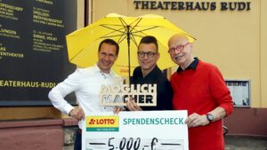 Dicker Scheck für Pantomimen-Festival Marcel Körner, Vertriebsleiter Sächsische Lotto-GmbH, "Möglichmacher" Guido Gentzel und Chef-Pantomime Ralf Herzog mit 5.000-Euro-Scheck - Foto: J. Frintert
