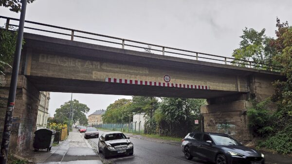 Die Inschrift ist noch zu lesen: „Der Sieg am 15. Oktober – Ein Beitrag zur Sicherung des Friedens“ - sie bezieht sich auf die erste Volkskammerwahl in der DDR im Jahre 1950. Foto: J. Frintert