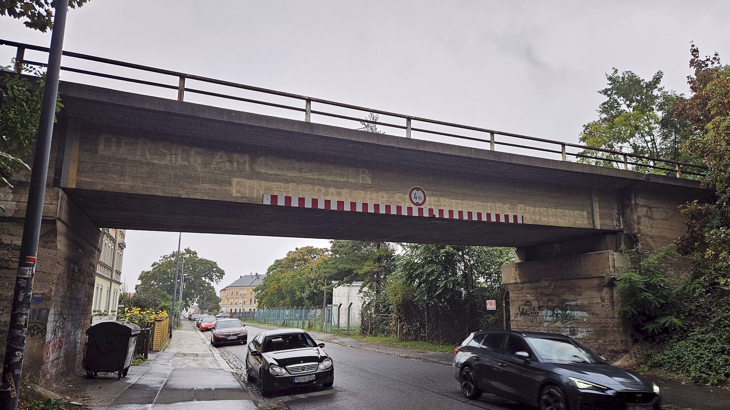 Die Inschrift ist noch zu lesen: „Der Sieg am 15. Oktober – Ein Beitrag zur Sicherung des Friedens“ - sie bezieht sich auf die erste Volkskammerwahl in der DDR im Jahre 1950. Foto: J. Frintert