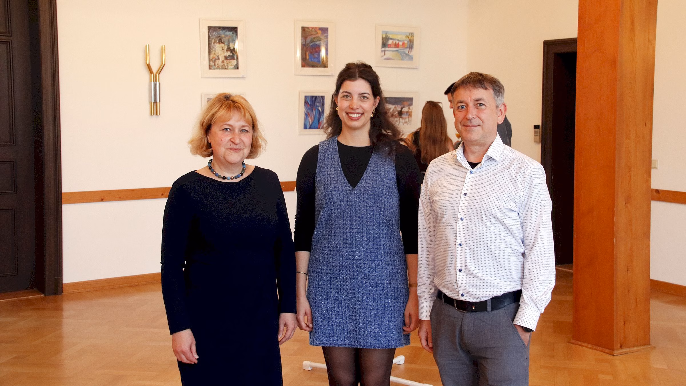 Kursleiterin Mariia Antypkina, Anna Krien vom Begegnunszentrum der Volkssolidarität und Amtsleiter Thomas Grundmann - Foto: J. Frintert