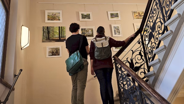 Die Ausstellung "Was uns bewegt..." ist auch im Treppenhaus des Rathauses zu sehen. Foto: J. Frintert