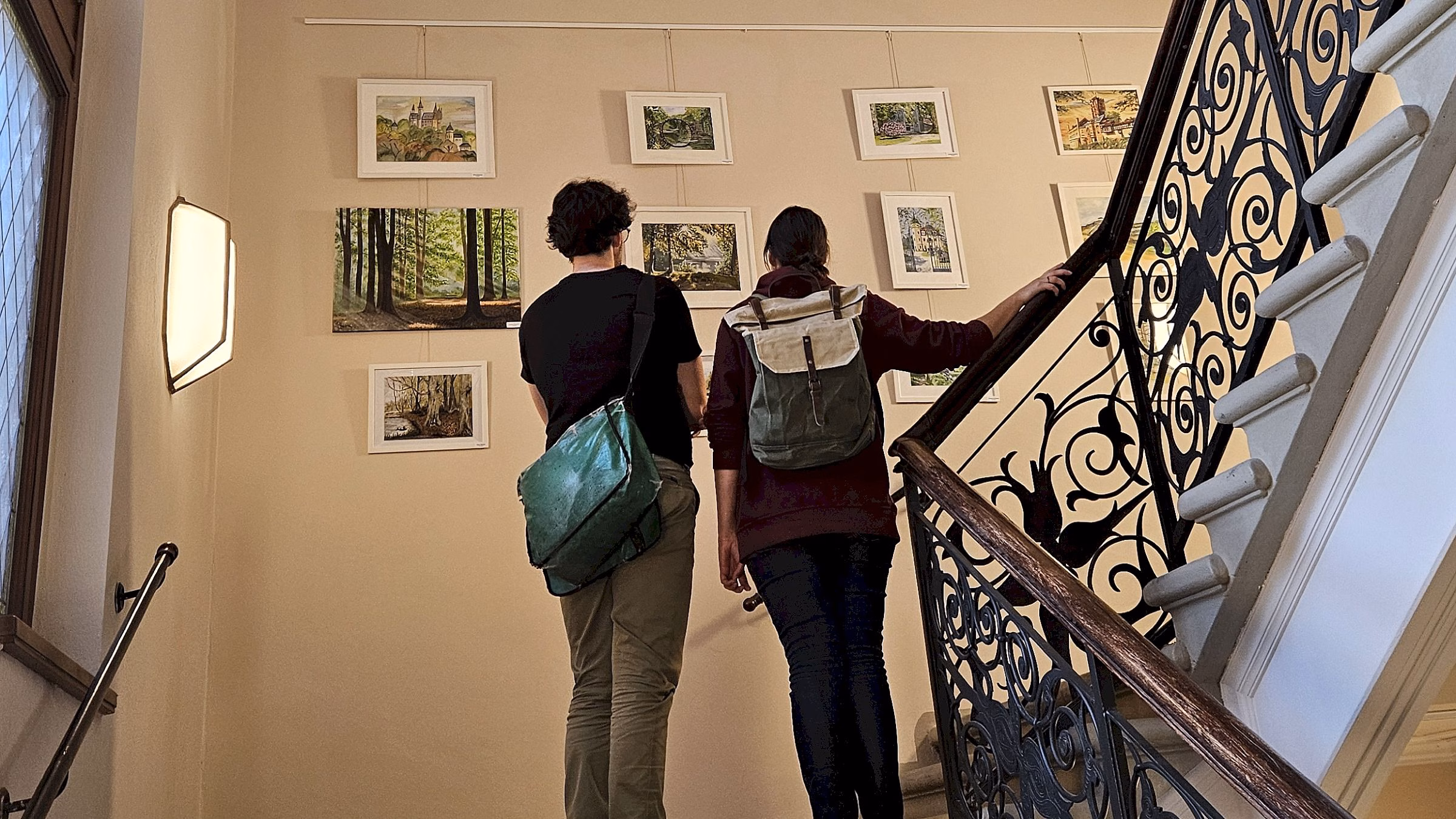 Die Ausstellung "Was uns bewegt..." ist auch im Treppenhaus des Rathauses zu sehen. Foto: J. Frintert