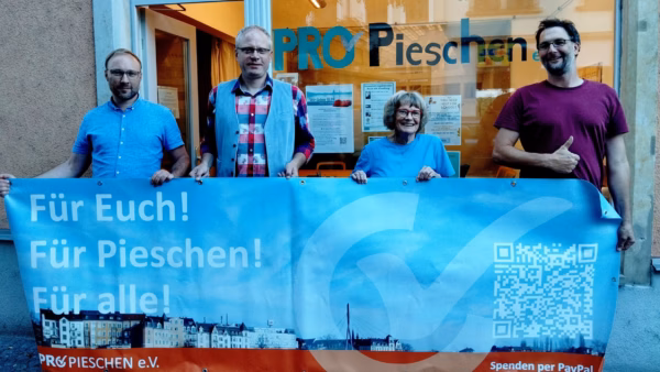 "Unser Vereinsbüro soll als Anlauf- und Vernetzungsstelle bleiben", betonen Vorstände des Pro Pieschen e.V. Sven Voigt, Carsten Möller, Sascha Förster (vl.n.r.) sowie langjähriges Vereinsmitglied Bärbel Jansen.