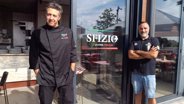 Enrico di Matteo (l.) und dessen Cousin präsentieren stolz das im Juli eröffnete "Sfizio" in der Hafencity. Foto: S. Reichel