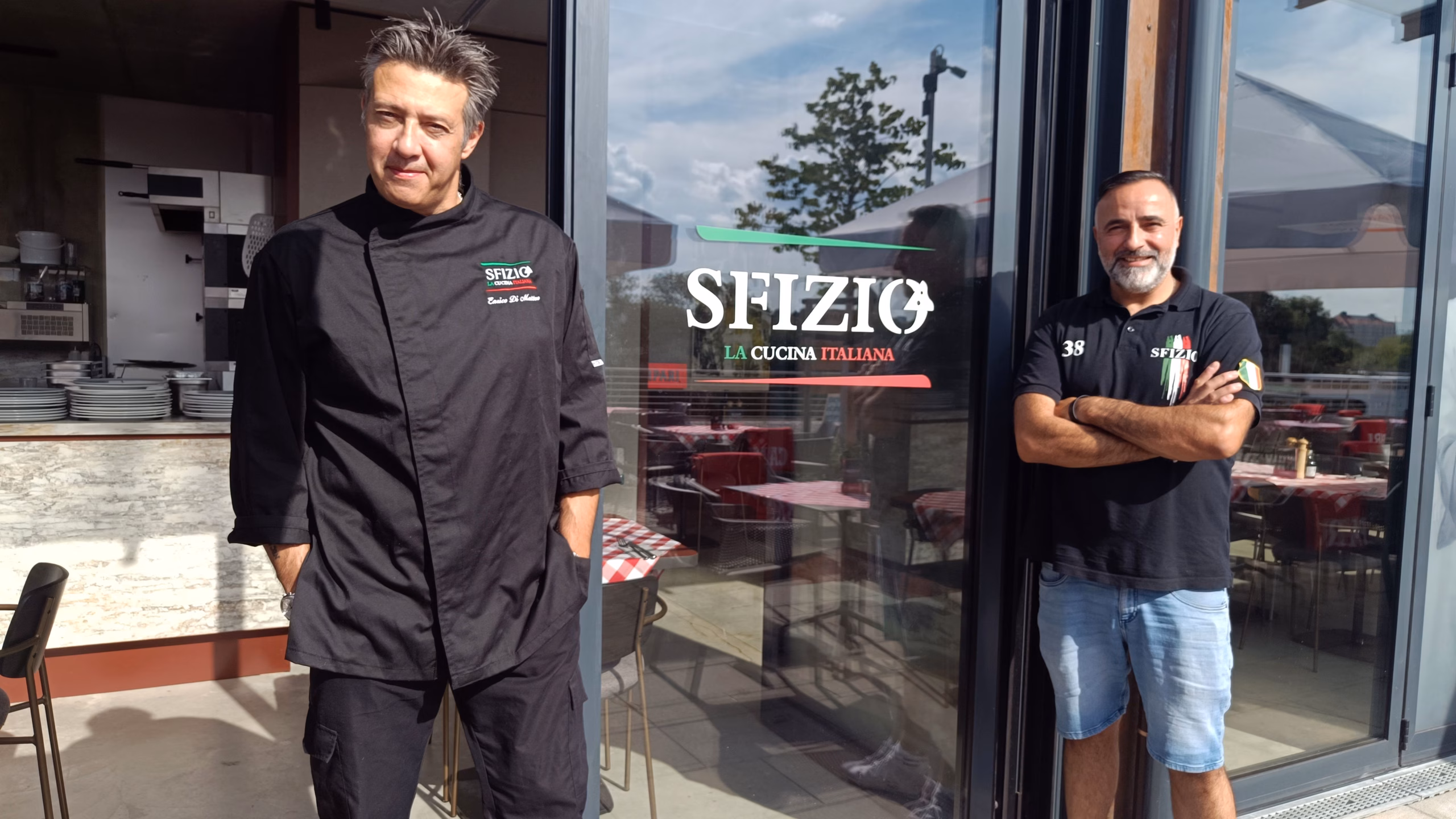 Enrico di Matteo (l.) und dessen Cousin präsentieren stolz das im Juli eröffnete "Sfizio" in der Hafencity im Neustädter Hafen in Dresden.