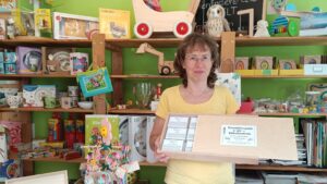 Kathrin Dostlebe. führt seit 2017 den Spielwarenladen "Zauberbaum" und legt Wert auf Spielzeug "made in Germany".