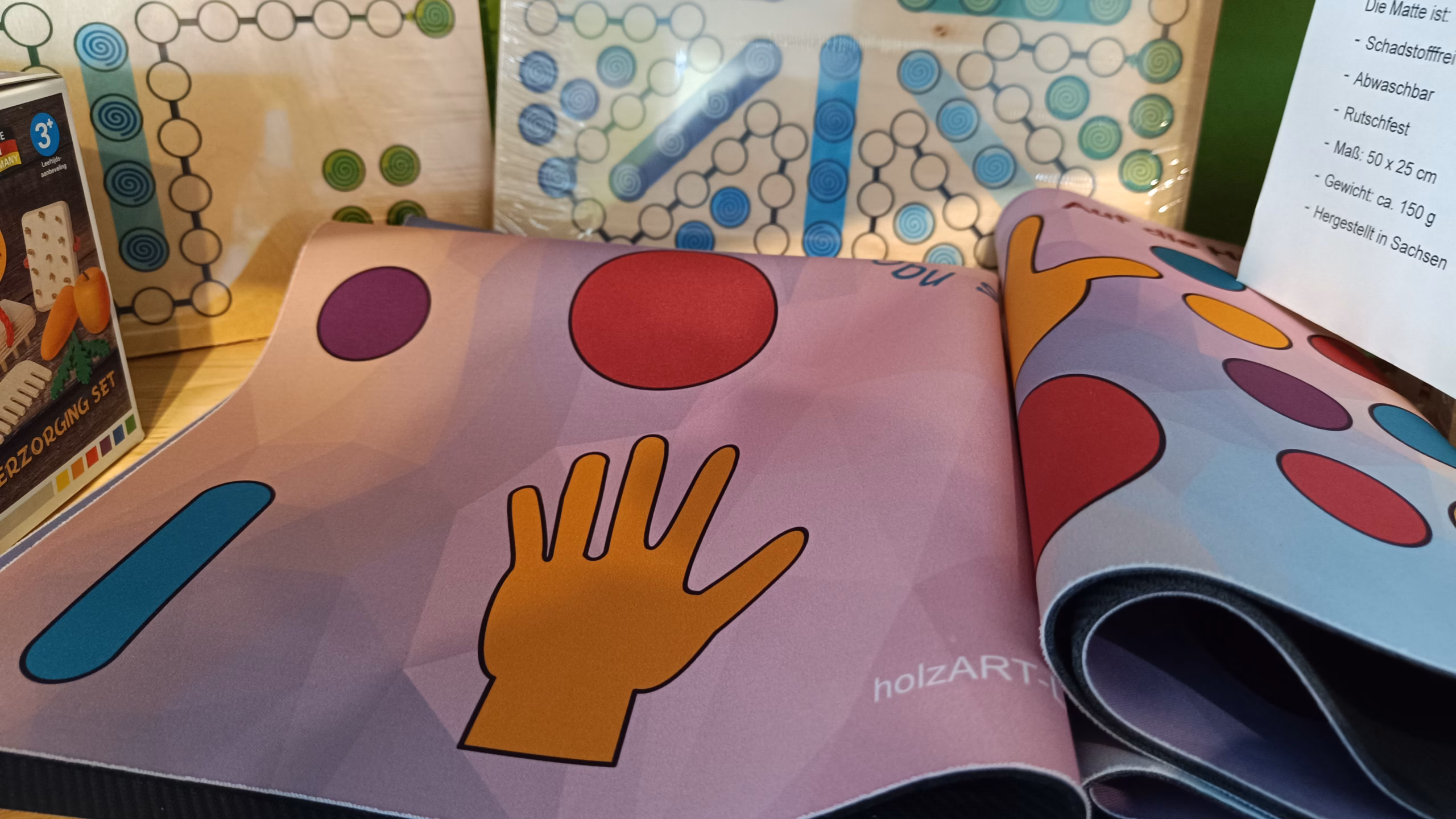 Spielerisch trainieren kann man mit der "AktivLern-Matte" von HolzArt aus Leipzig. Hierbei werden vor allem Reaktionsvermögen und manuelle Koordination gefördert.