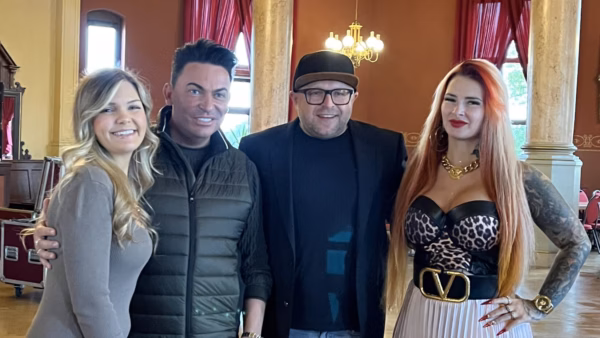 Gut gelaunt im Ballsaal: Linda Jung, Matthias Mangiapane, Anthony Weihs und Lyn Küstner freuen sich aufs Adventssingen im Watzke