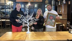 2. Charity-Adventssingen: Watzke und Alberthafen laden ein Vorfreude aufs Adventssingen: Vertreter von Alberthafen, Watzke und der Arche präsentieren die Charity-Kugeln im Ball- und Brauhaus.