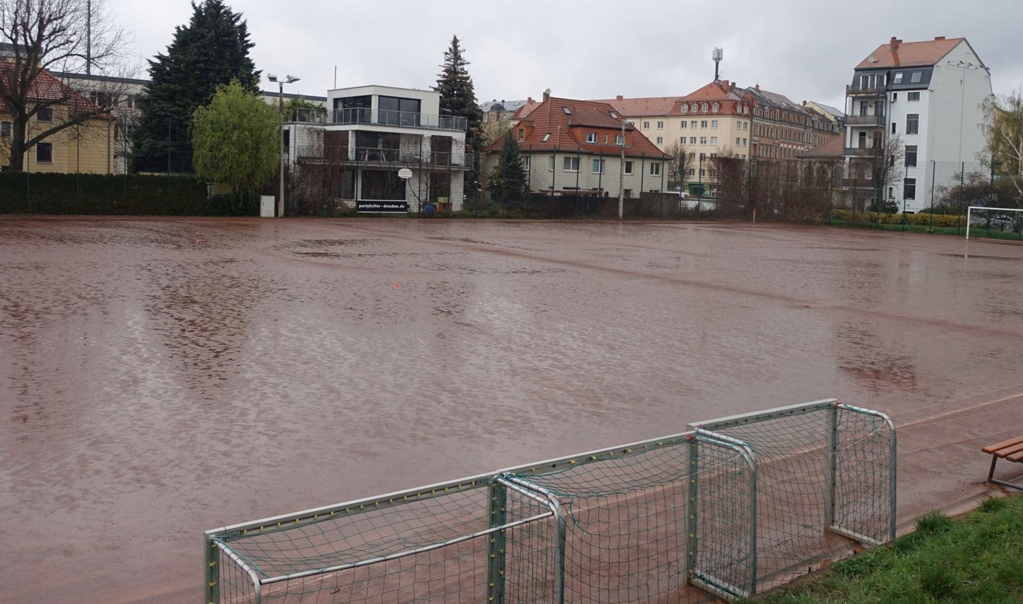 Der Hartplatz beim TSV Rotation muss dringend durch einen Kunstrasenplatz ausgetauscht werden. Foto: W. Schenk