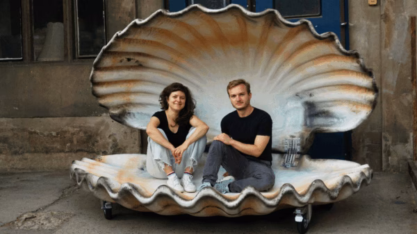 Susi Schwichtenberg und Leo Dietrich in der Muschel.