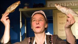 Anna Karenina im August-Theater Souvenierverkäuferin Mascha im Stück Anna Karenina - Foto: Nastja Zukanova