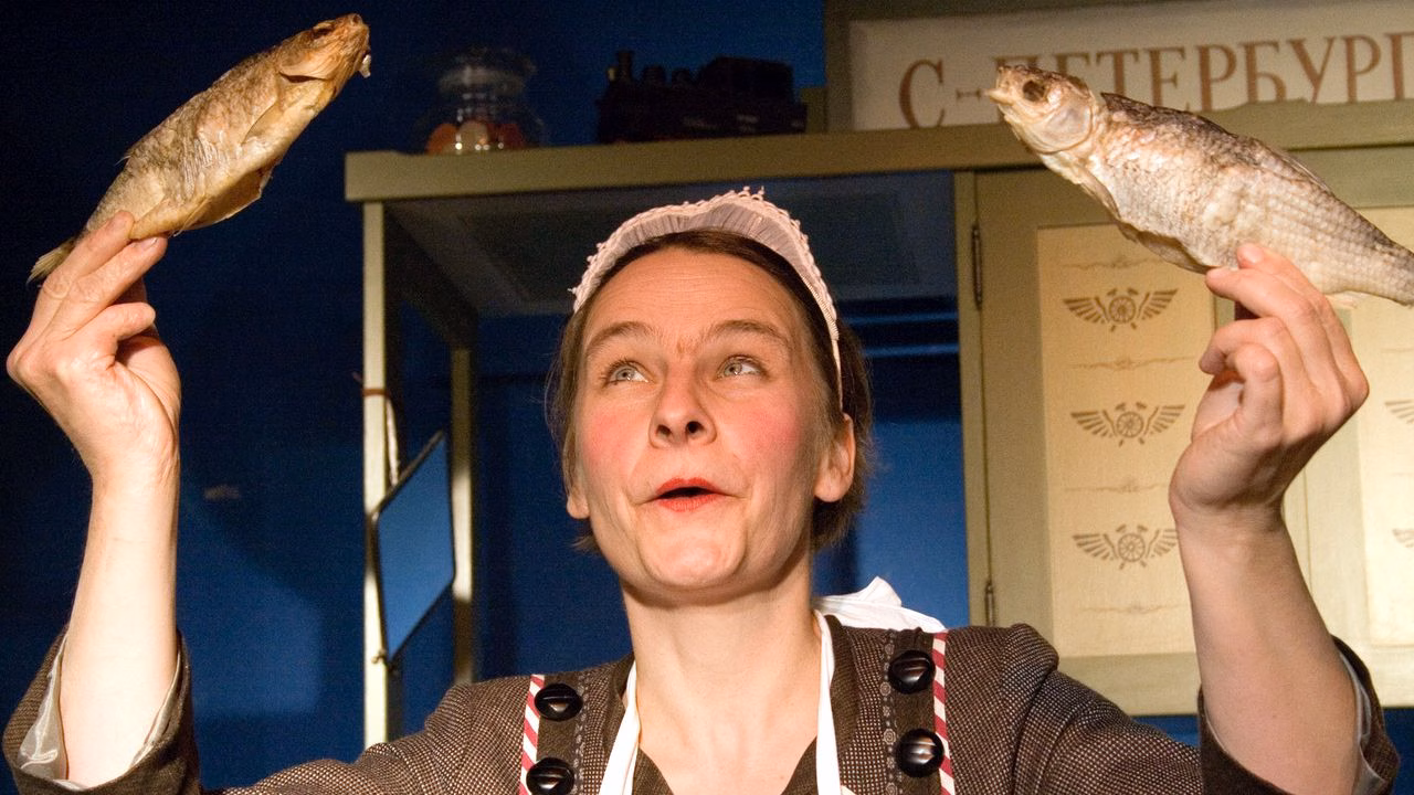 Souvenierverkäuferin Mascha im Stück Anna Karenina - Foto: Nastja Zukanova