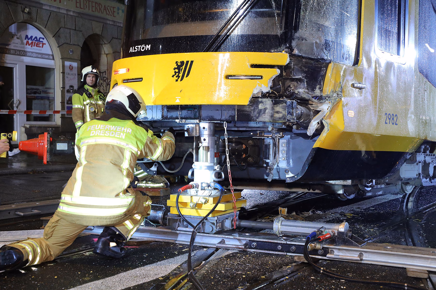 Mit hydraulischen Hebern setzten die Feuerwehrleute die Straßenbahn wieder zurück auf die Gleise. Foto: R. Halkasch