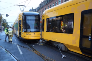 Straßenbahnunfall in Pieschen: Sieben Verletzte Kurz nach 17 Uhr waren die beiden Straßenbahnen in der Nähe des Ballhauses Watzke zusammengestoßen. Foto: R. Halkasch