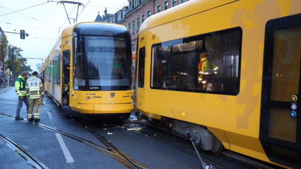 Kurz nach 17 Uhr waren die beiden Straßenbahnen in der Nähe des Ballhauses Watzke zusammengestoßen. Foto: R. Halkasch