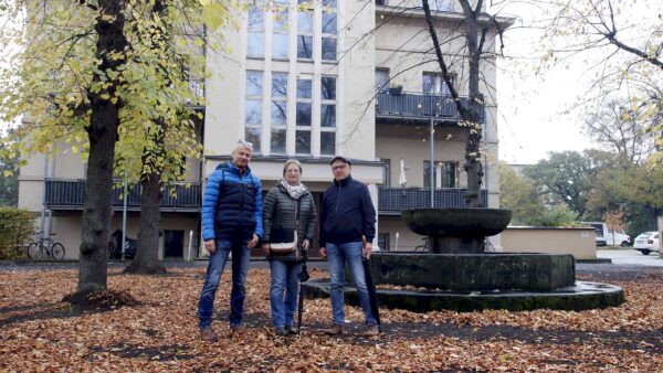 Tino Jasef und Silke Vogel vom Übigauer Insel e. V. mit Frank Philipp von Übigau-Online am alten "Mengser". Foto: J. Frintert