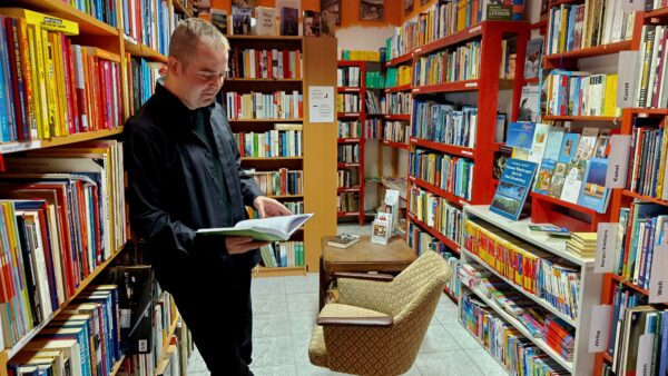 Seit fast zwanzig Jahren führt Uwe Barthel den "BuchTeddy" am Leisniger Platz, eine "Institution" für Verkauf gebrauchter, gut erhaltener Bücher.