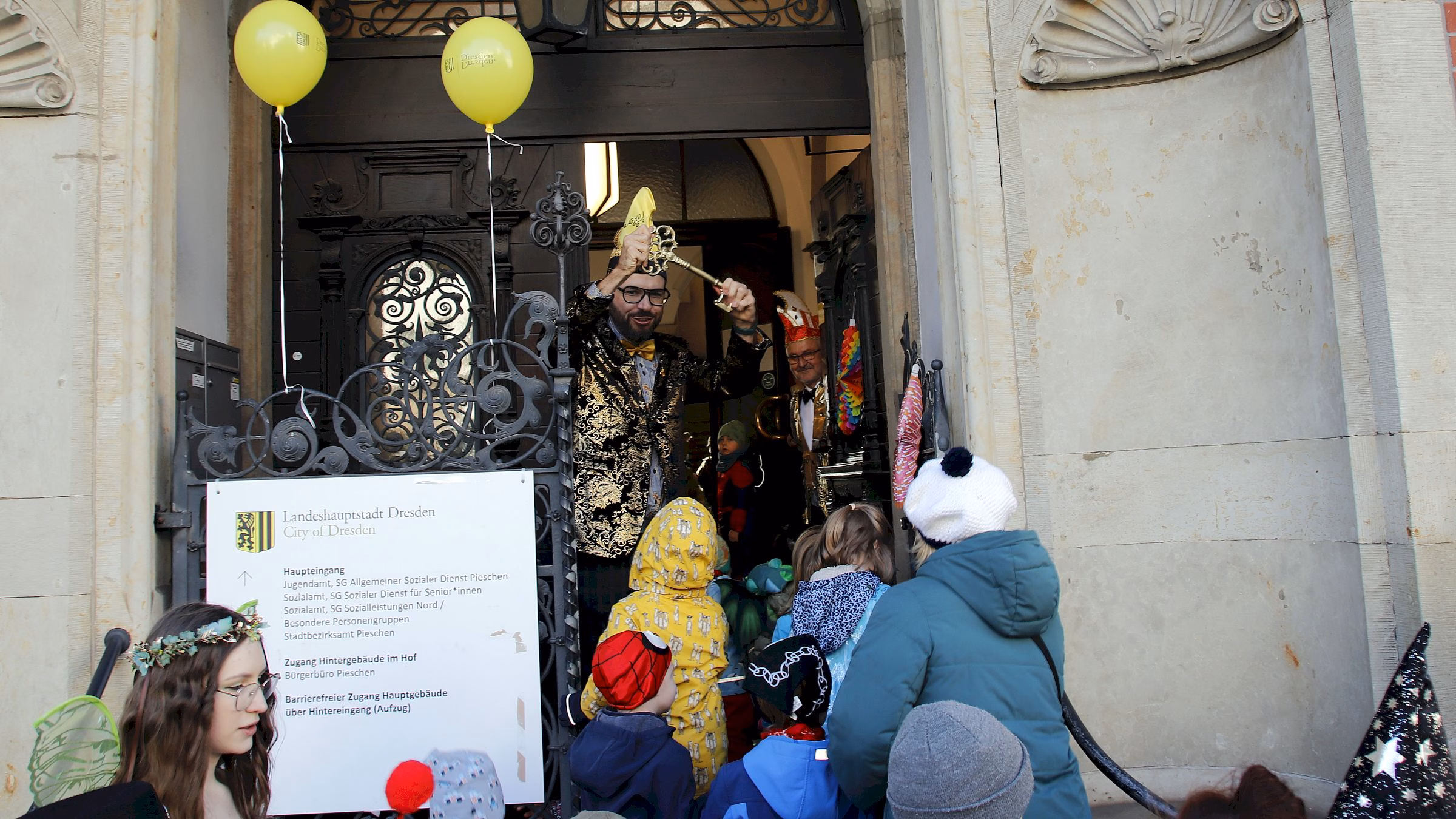 Das Rathaus wurde lautstark gestürmt. Karnevalist Benjamin Kemper reckt den Goldenen Schlüssel in die Höhe. Foto: J. Frintert