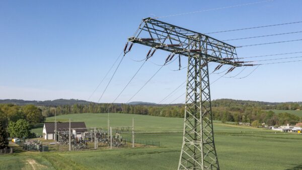 Hochspannungsleitung der Sachsen-Energie - an der Großenhainer wird das Kabel unterirdisch verlegt. Symbolfoto: PR/Lutz Weidler