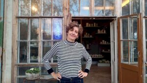 Wenn Keramik vom Leben erzählt: Keramikatelier "Sanne" Seit zwanzig Jahren in und um die Geh8 aktiv: Keramikerin Susanne Engelhardt. Klare, lebensfrohe Farb- und Formensprache verwirklicht sie an Teetassen, Tellern und Vasen. Foto: S. Reichel