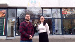 Vendys - Mit Herz für die Nachbarschaft und für Süßes Inhaber Walter Bersch (l.) und Minijobberin Luna (r.) vor dem Selbstbedienungsshop "Vendys" an der Rehefelder Straße.