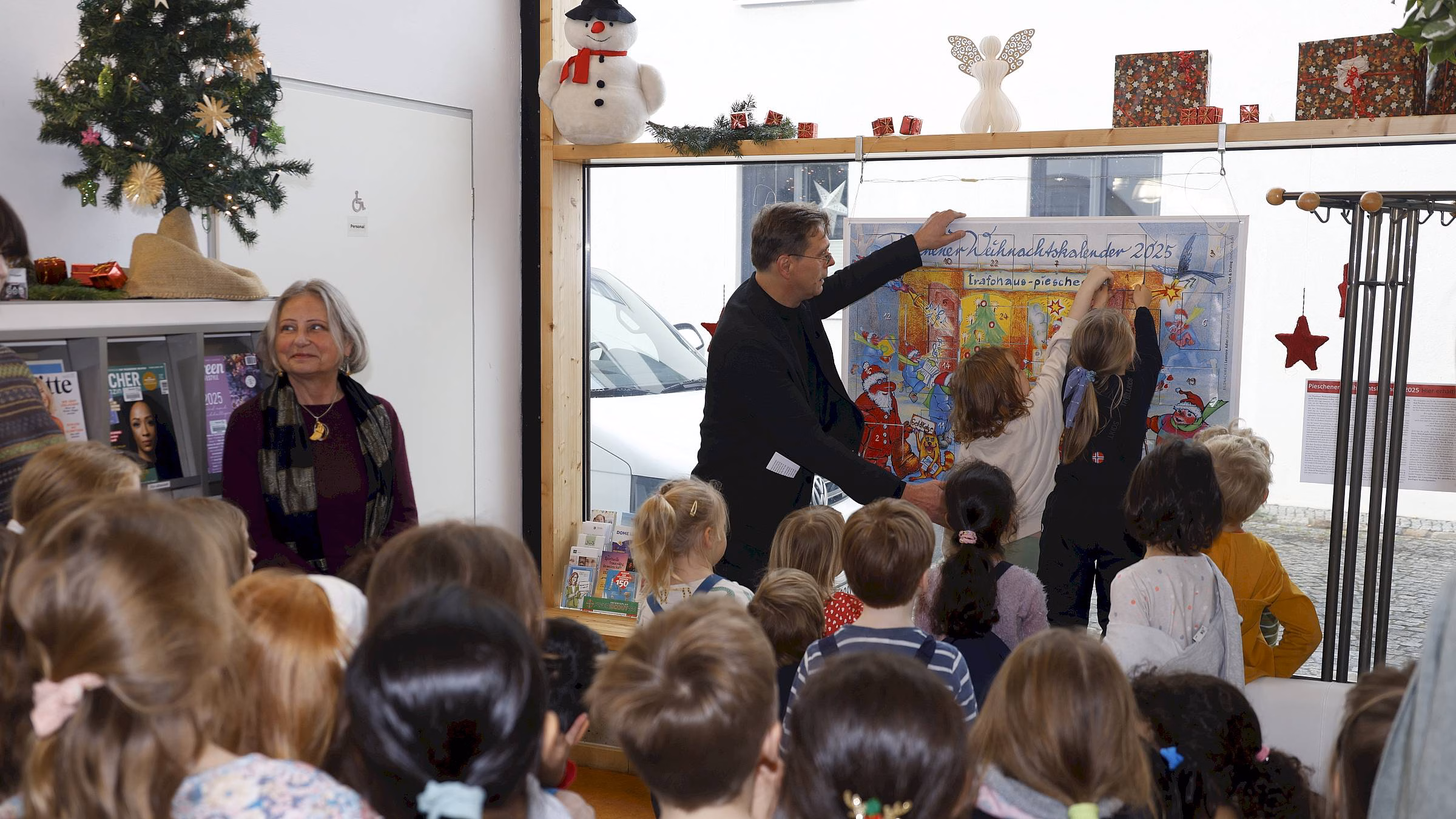 Am 1. Dezember konnten Kids der Kita "Bim Bam Bino" und der 26. Grundschule das erste Türchen des Adventskalenders in der Bibliothek Pieschen öffnen. Foto: J. Frintert