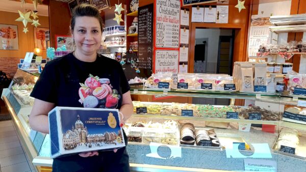 Silke Zimny in der Backstube der „Konditorei und Café Maaß“: Mit viel Handarbeit und nach traditionellem Rezept entsteht hier der echte Dresdner Christstollen mit Siegel. Foto: S. Reichel