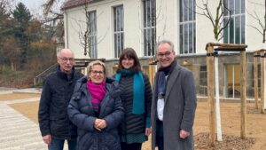 Am fertiggestellten Außengelände der Weinbergskirche: Ministerin Barbara Klepsch und Pfarrerin Gisela Merkel zwischen Steffen Laub und Florian G. Reißmann (v.l.) vom Kirchenvorstand der Evangelisch-Lutherischen Laurentiuskirchgemeinde Dresden-Neustadt. Foto: SMWK