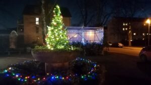 Der Baum steht, die Beleuchtung funktioniert. Am Sonnabend verwandelt sich der Platz in einen Weihnachtsmarkt. Foto: T. Jasef