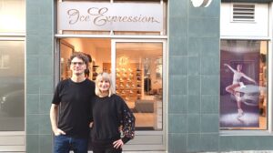 Ice Expression - Onlineshop und Fachgeschäft für Eiskunstlauf Romy Jaster verbindet Eiskunstlauf, Unternehmertum und Trainingsarbeit – mit „Ice Expression“ bietet sie seit 2008 mit ihrem Mann hochwertige Ausrüstung und persönliche Beratung für Anfänger und Leistungssportler.