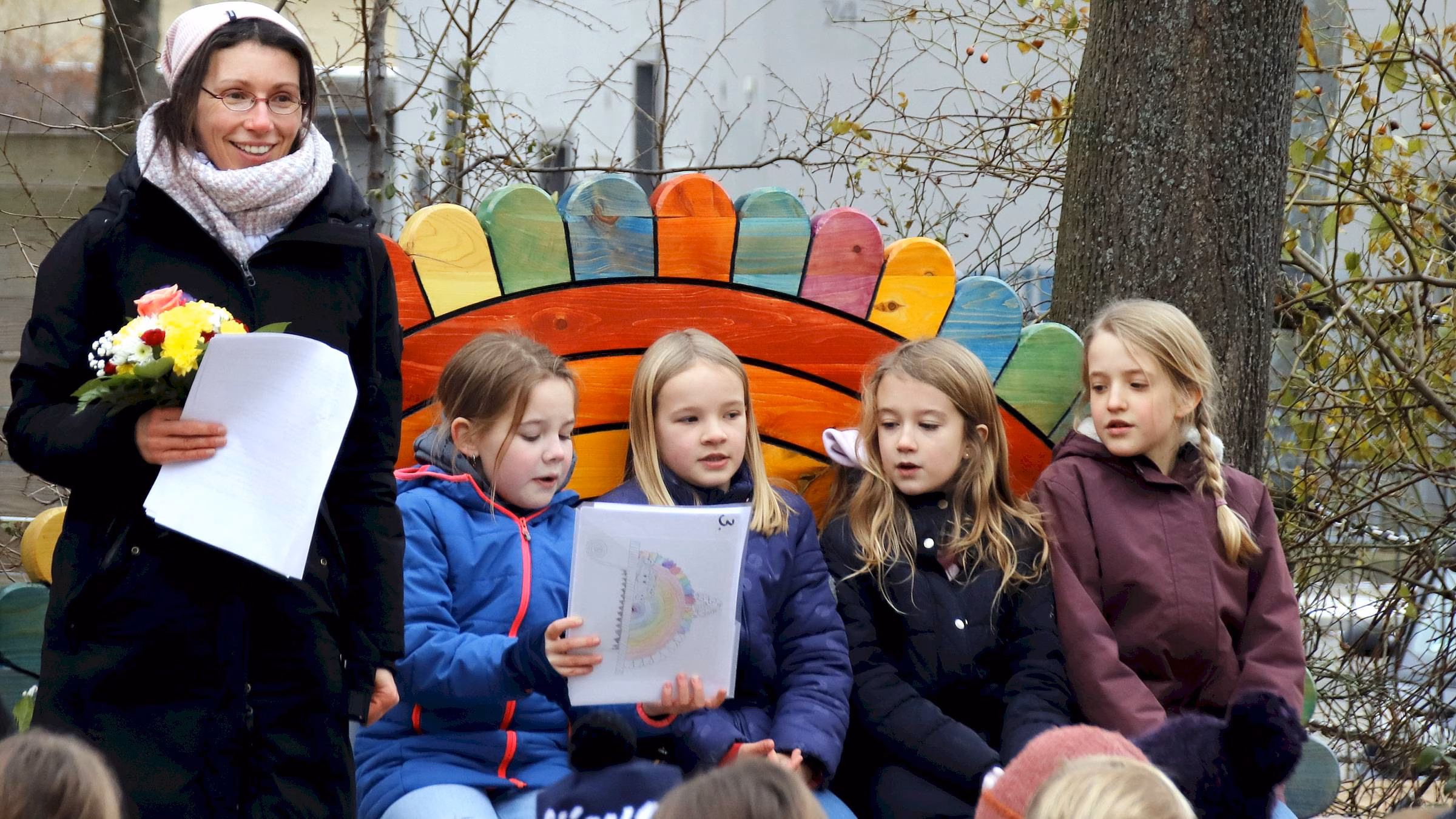 Als erste durfte Emma und ihre Freundinnen auf der nagelneuen Bank Platz nehmen. Foto: J. Frintert