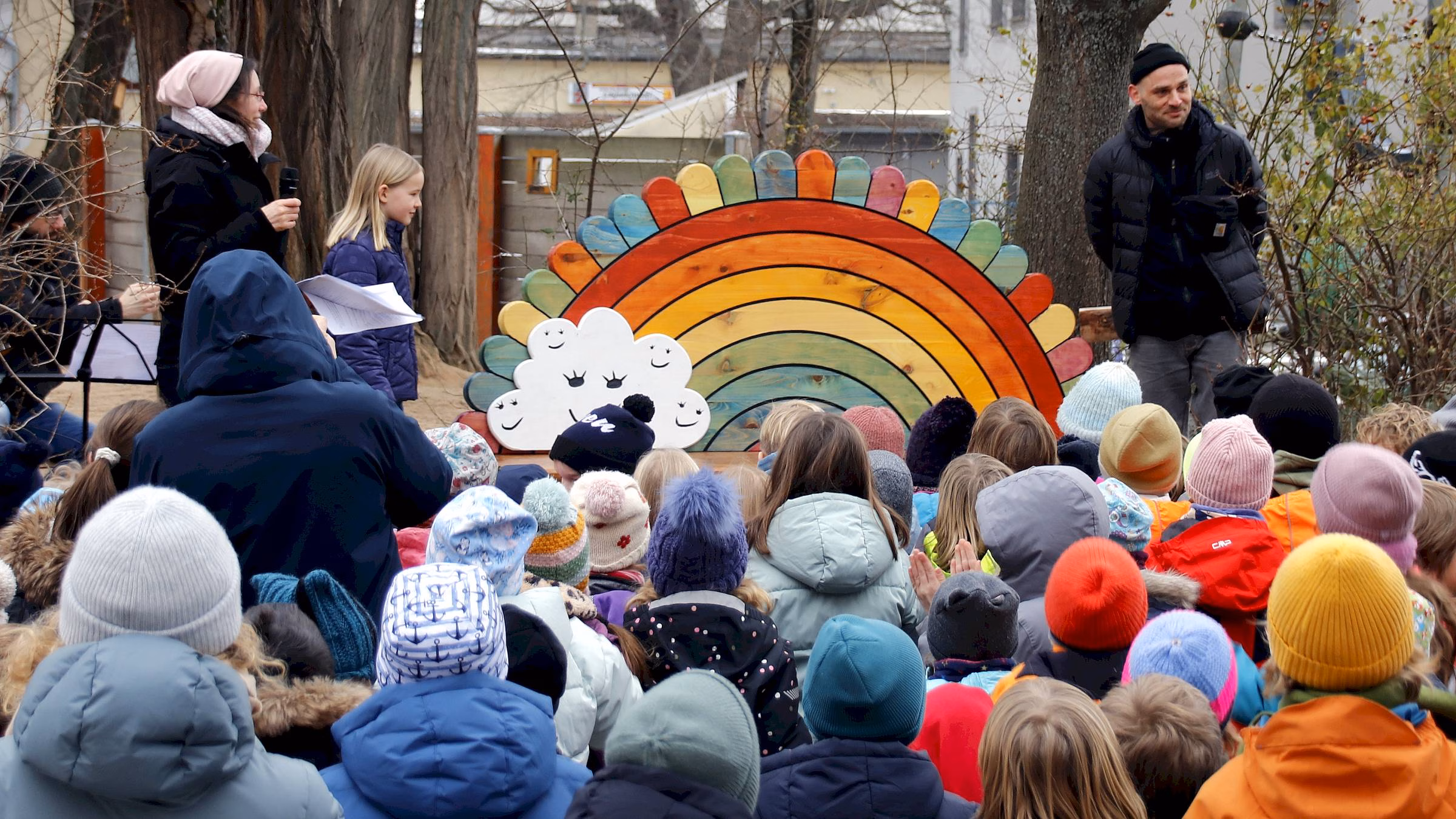 Fast wie auf dem Entwurf: die kunterbunte Freundschaftsbank steht jetzt im Schulhof der 8. Grundschule. Foto: J. Frintert