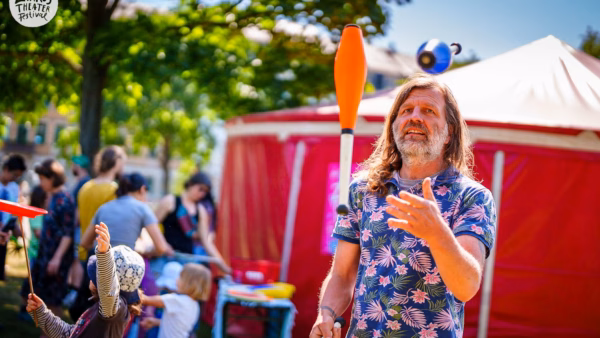 Michael Schönfelder beim zweiten Zirkustheater-Festival »Vom Fallen und Fangen«, fotografiert am 04. Juni 2023 in Dresden. Foto: André Wirsig