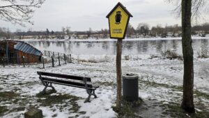 Aus der Sitzung des Stadtbezirksbeirates Auch neben der Lästerbank an der Lindenschänke steht ein solcher Mülleimer. Foto: J. Frintert