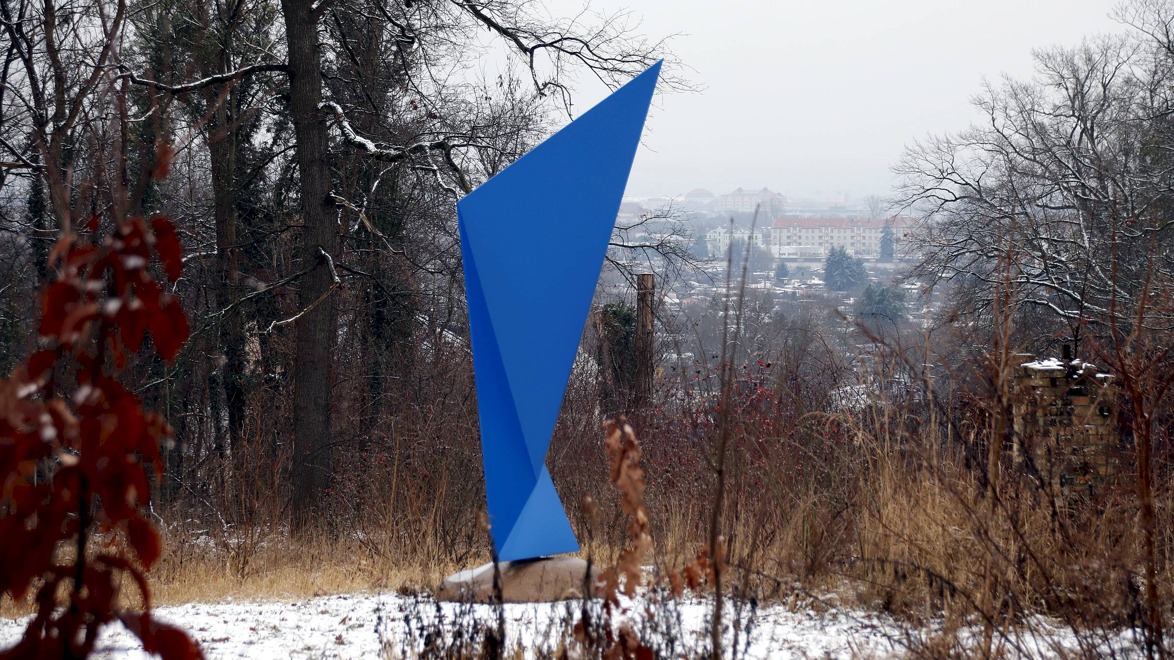 Auf einer Brachfläche neben der Radeburger Straße steht ein blauer Splitter - er soll an das hier befindliche Judenlager Hellerberge erinnern. Foto: J. Frintert