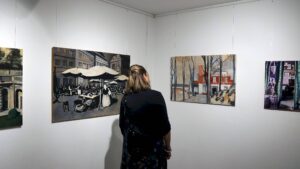 Besucherin in der Ausstellung - Foto: B. Sommerfeld