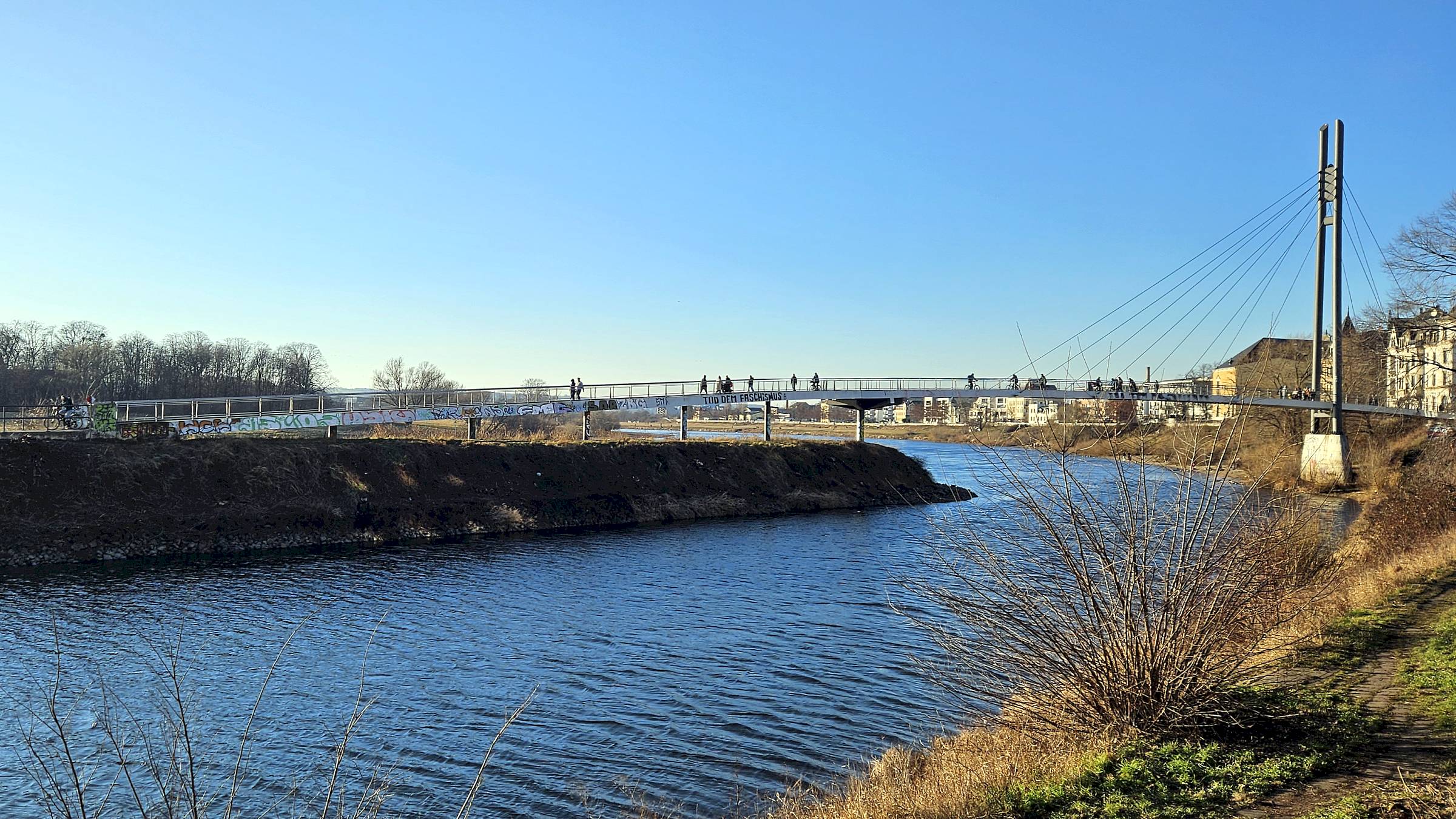 Pieschener Hafen mit Molenbrücke - Foto: J. Frintert