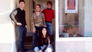 Junge Kunst in Pieschen: Die Galerie Hermann auf der Oschatzer Straße. Galerist Patrick Hermann, Künstlerinnen Svenja Landsiedel, Katharina Wilhelm und Kunsthistorikerin Isabell Stickler (v.l.n.r.). Foto: S. Reichel