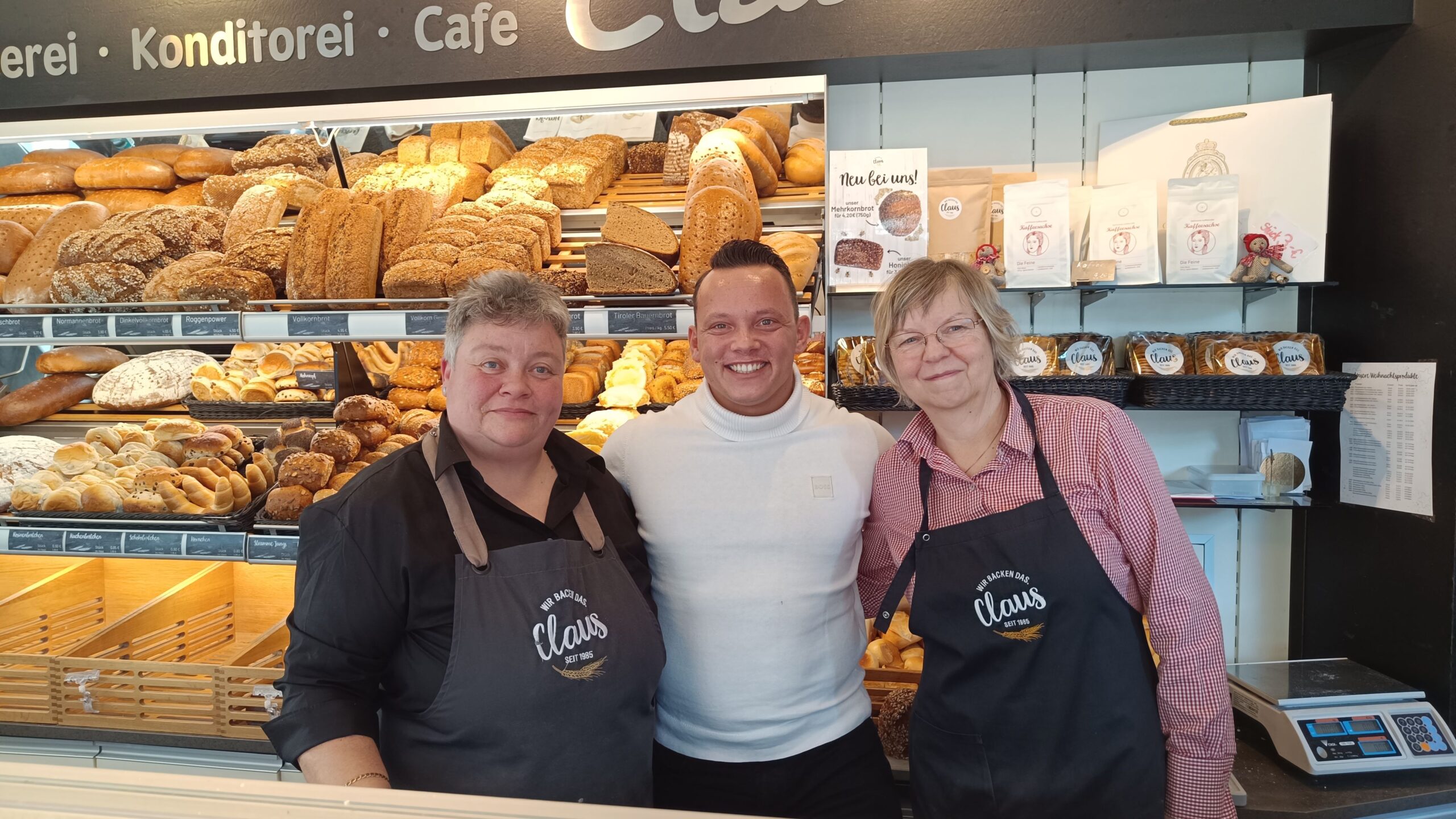 In der "Bäckerei und Konditorei Claus" am Leisniger Platz: Bäckereifachverkäuferinnen Frau Wiedemann und Frau Kaden. Letztere kennt den Geschäftsführer der Bäckerei Lukas Claus (mitte) seit zwanzig Jahren.