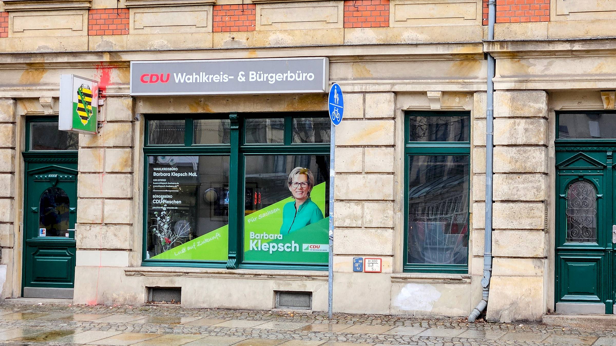 Wahlkreisbüro mit Farbe beschmiert - Foto: J. Frintert